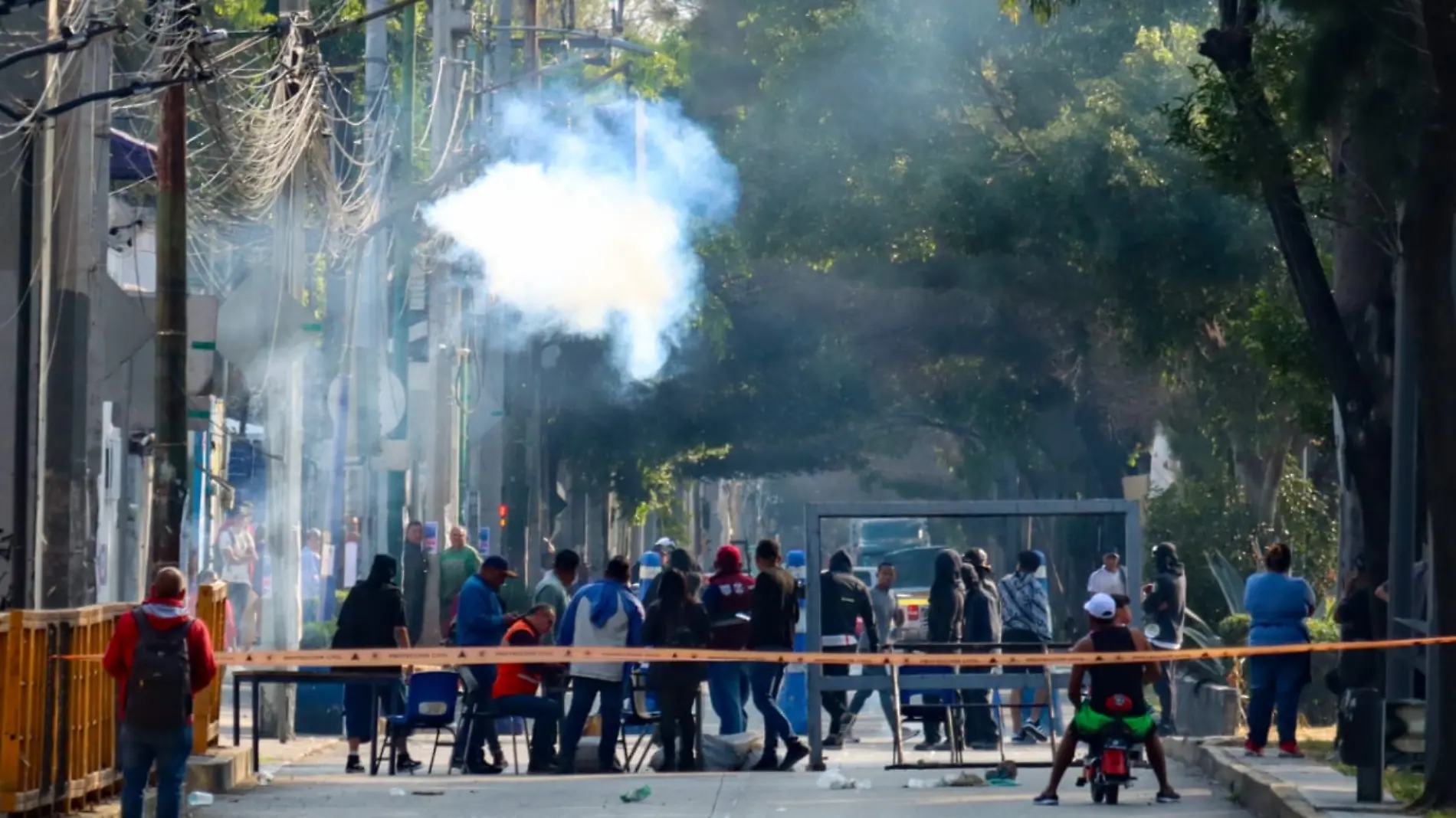 Estudiantes de Prepa 2 bloquean Circuito Interior